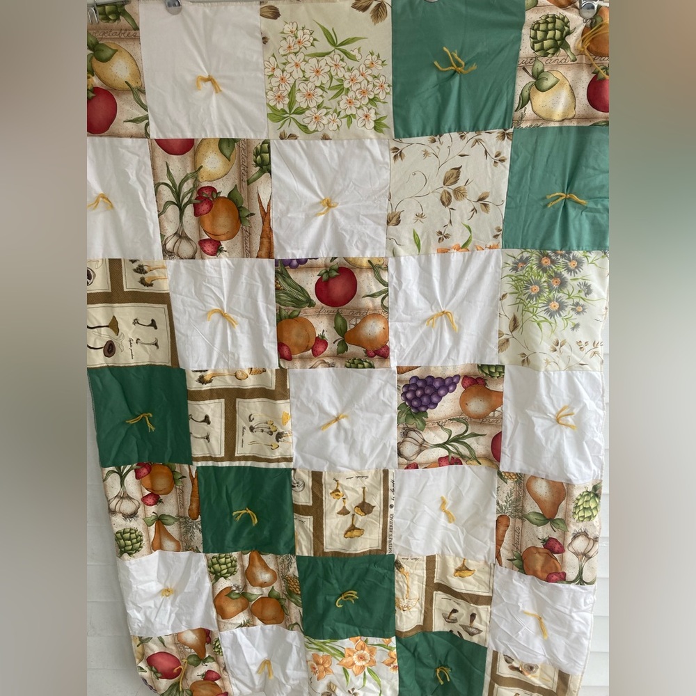 Preowned 39inX57in Passionate Foodie Quilt/Yellow White Green